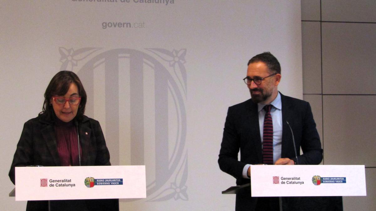 La consellera de Territorio, Vivienda y Transición Ecológica de la Generalitat, Sílvia Paneque, y el consejero de Vivienda y Agenda Urbana del Gobierno Vasco, Denis Itxaso, en rueda de prensa