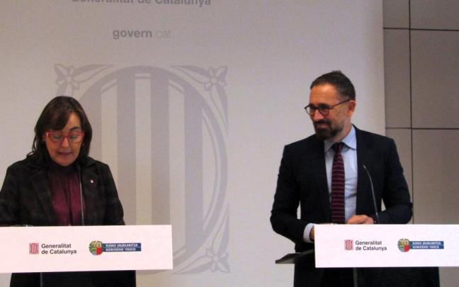 La consellera de Territorio, Vivienda y Transición Ecológica de la Generalitat, Sílvia Paneque, y el consejero de Vivienda y Agenda Urbana del Gobierno Vasco, Denis Itxaso, en rueda de prensa