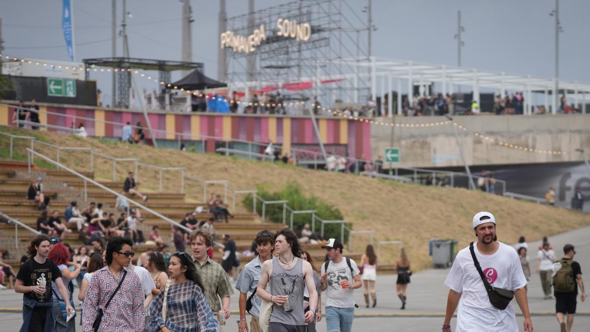Decenas de personas durante la primera jornada del Primavera Sound Barcelona 2026.