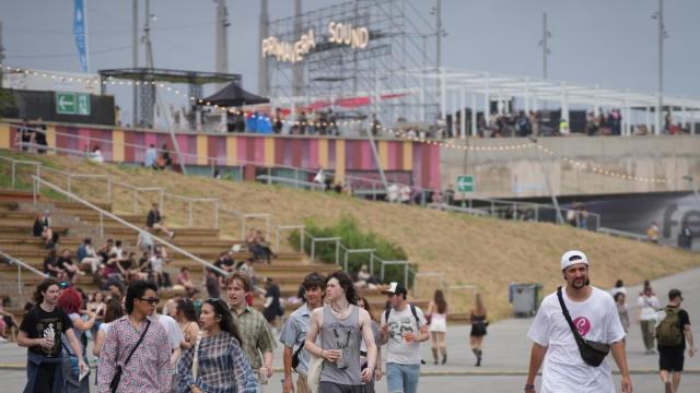 Decenas de personas durante la primera jornada del Primavera Sound Barcelona 2026.