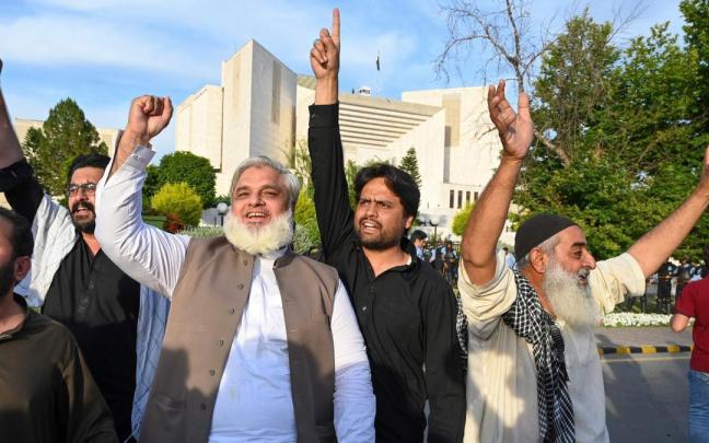 Los seguidores de Imran Khan celebran la decisión del Supremo. Los seguidores de Imran Khan celebran la decisión del Supremo.