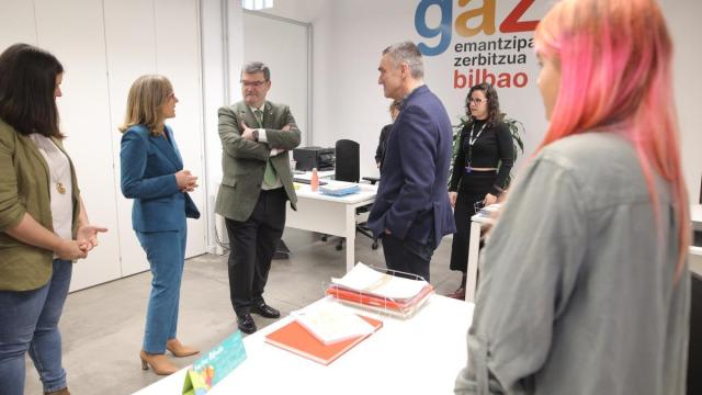 Juan Mari Aburto y Jonan Fernández visitan el centro de Bilbao ubicado en el edificio de La Perrera. Juan Mari Aburto y Jonan Fernández visitan el centro de Bilbao ubicado en el edificio de La Perrera.