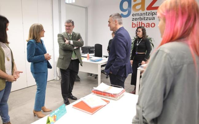 Juan Mari Aburto y Jonan Fernández visitan el centro de Bilbao ubicado en el edificio de La Perrera. Juan Mari Aburto y Jonan Fernández visitan el centro de Bilbao ubicado en el edificio de La Perrera.