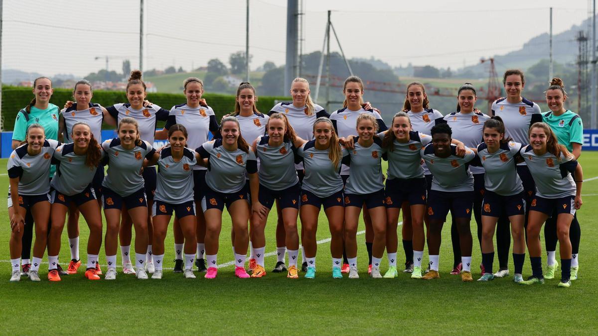 La plantilla femenina de la Real Sociedad posa, en una foto de familia, este martes en Zubieta. / REAL SOCIEDAD