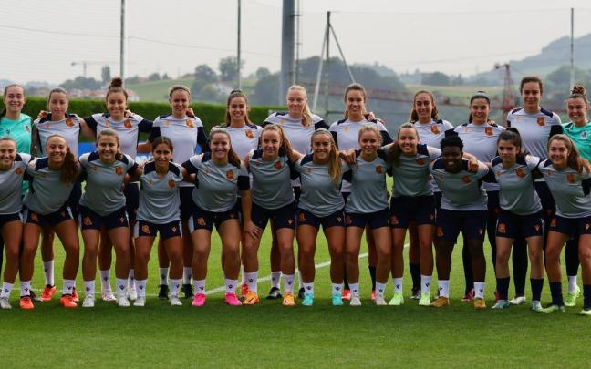 La plantilla femenina de la Real Sociedad posa, en una foto de familia, este martes en Zubieta. / REAL SOCIEDAD