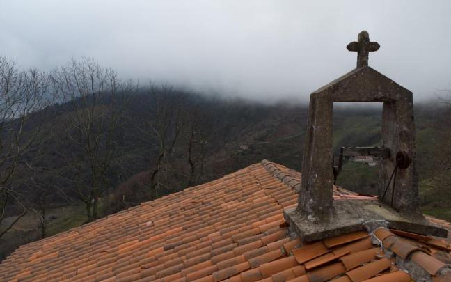 La espadaña con el hueco que ocupaba la campana corona ahora la pequeña ermita.