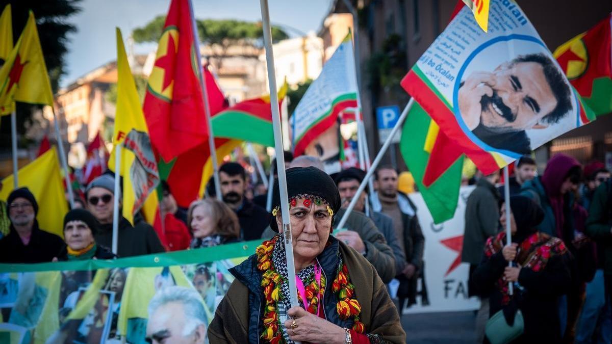 500 personas se suman a la protesta organizada por la comunidad kurda en Roma.