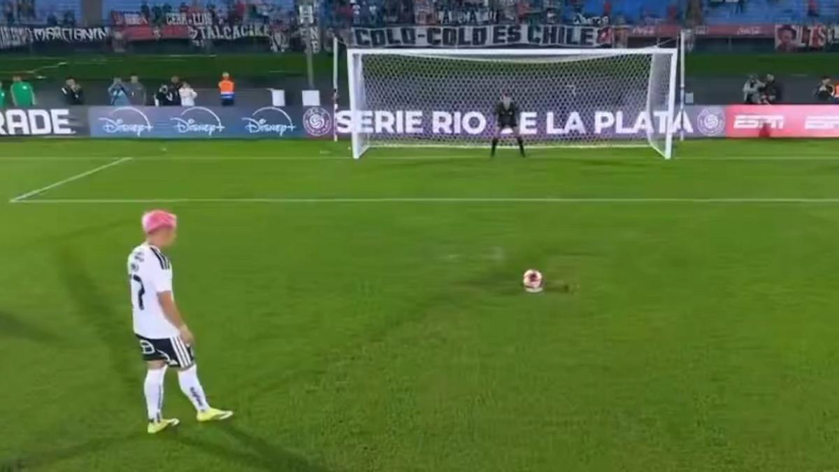 Cristian Zavala, a punto de lanzar el penalti.