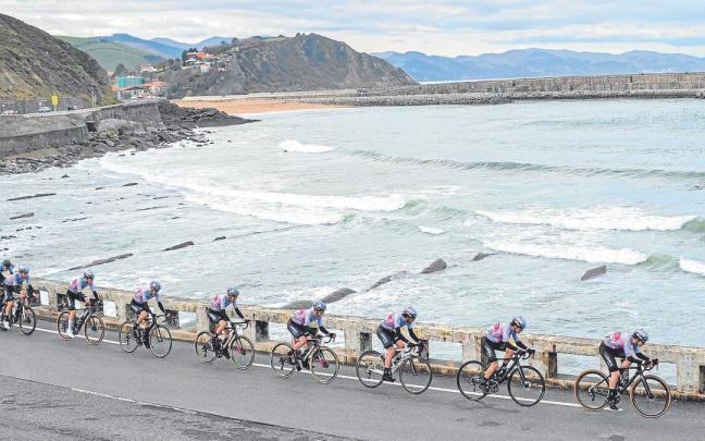 El pelotón aficionado, comandado por el Laboral Kutxa, pedalea el pasado sábado en la prueba de Zumaia. | FOTO: LABORAL KUTXA El pelotón aficionado, comandado por el Laboral Kutxa, pedalea el pasado sábado en la prueba de Zumaia. | FOTO: LABORAL KUTXA