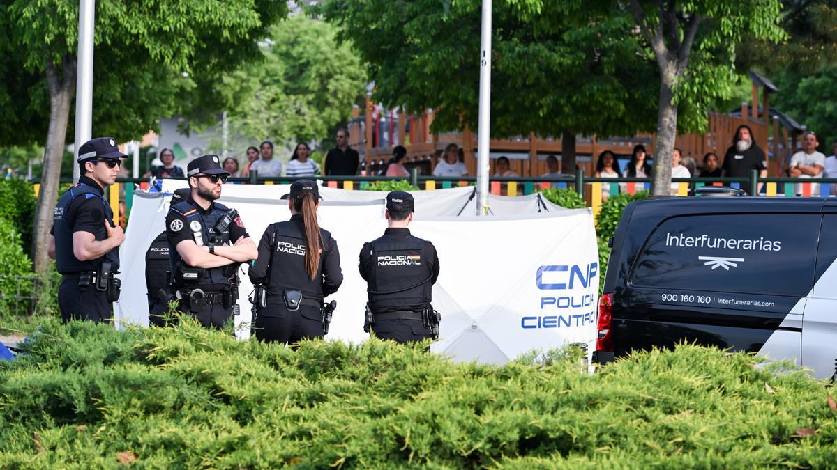 Cordón y operativo de la policía en Puente de Vallecas tras el asesinato de un menor de 17 años.