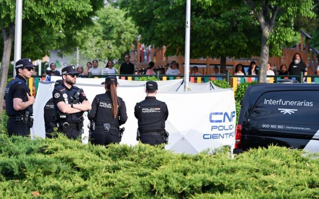 Cordón y operativo de la policía en Puente de Vallecas tras el asesinato de un menor de 17 años.