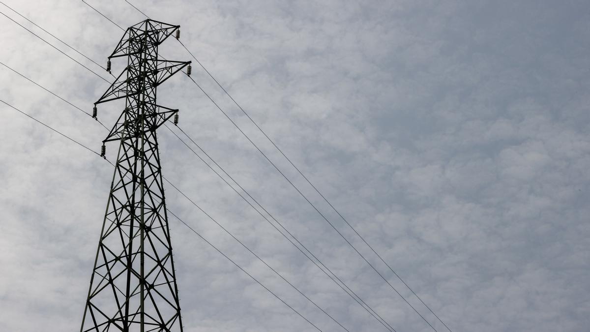 Una torre de red eléctrica para el transporte de energía.