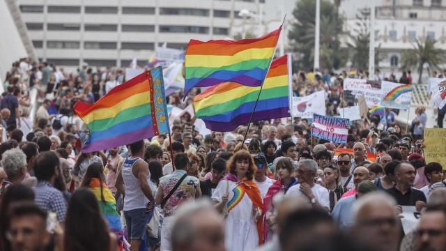 Cientos de personas durante la manifestación del Orgullo.