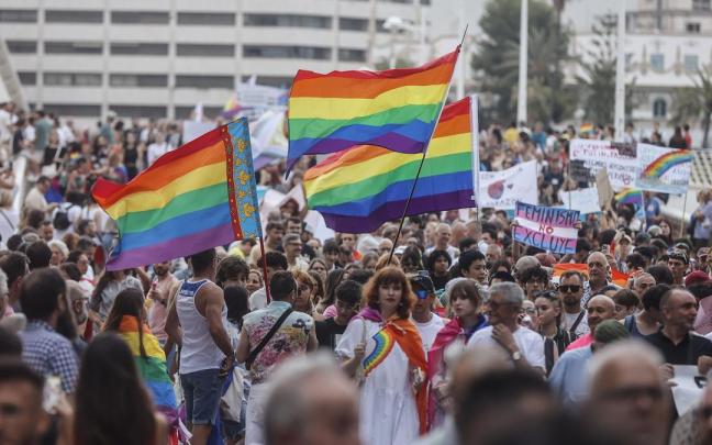 Cientos de personas durante la manifestación del Orgullo.