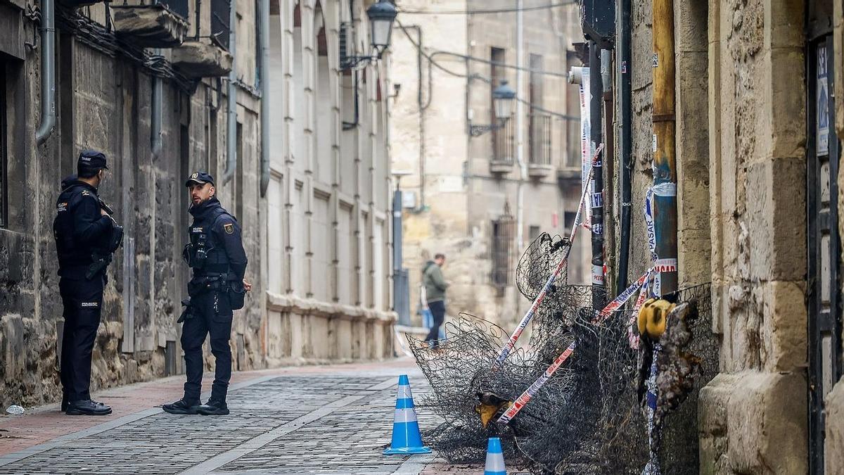 Agentes de policía junto en el lugar del suceso en Miranda de Ebro