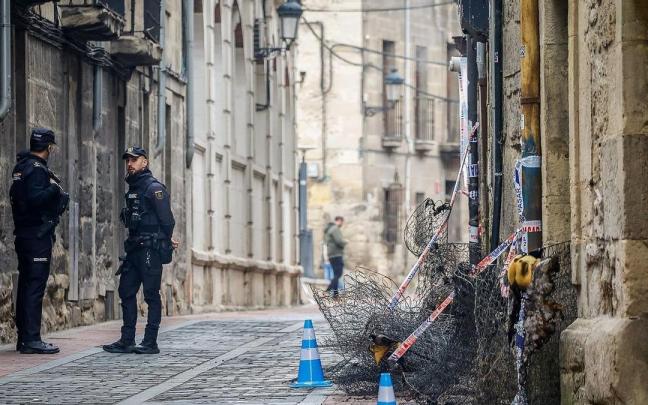 Agentes de policía junto en el lugar del suceso en Miranda de Ebro