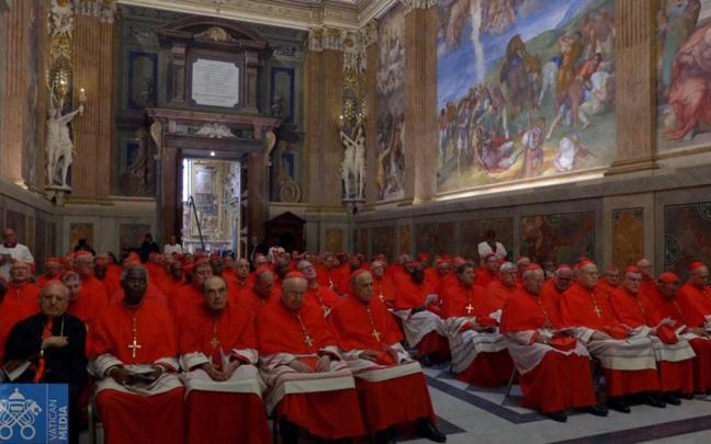 Los cardenales, en la Capilla Paulina. / Efe Los cardenales, en la Capilla Paulina.