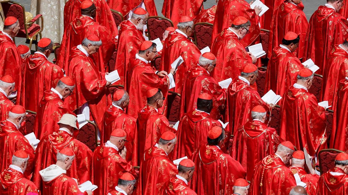 Clérigos asisten al funeral del papa Francisco en la Plaza de San Pedro.