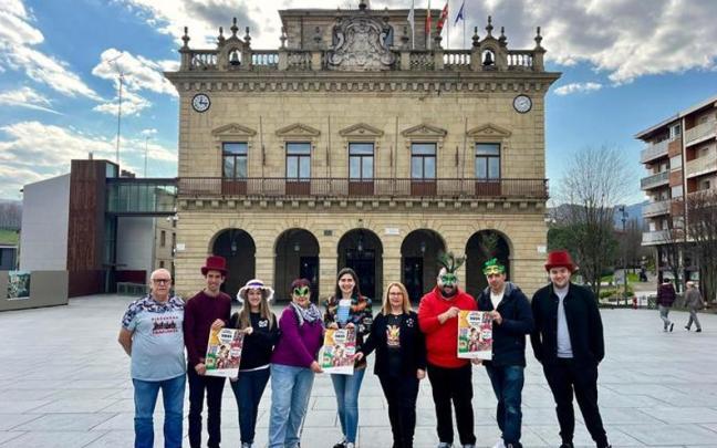 Representantes de distintas entidades que participarán en el Carnaval de Irun, ayer en la presentación que tuvo lugar en San Juan. / A.M.S. Representantes de distintas entidades que participarán en el Carnaval de Irun, ayer en la presentación que tuvo lugar en San Juan.