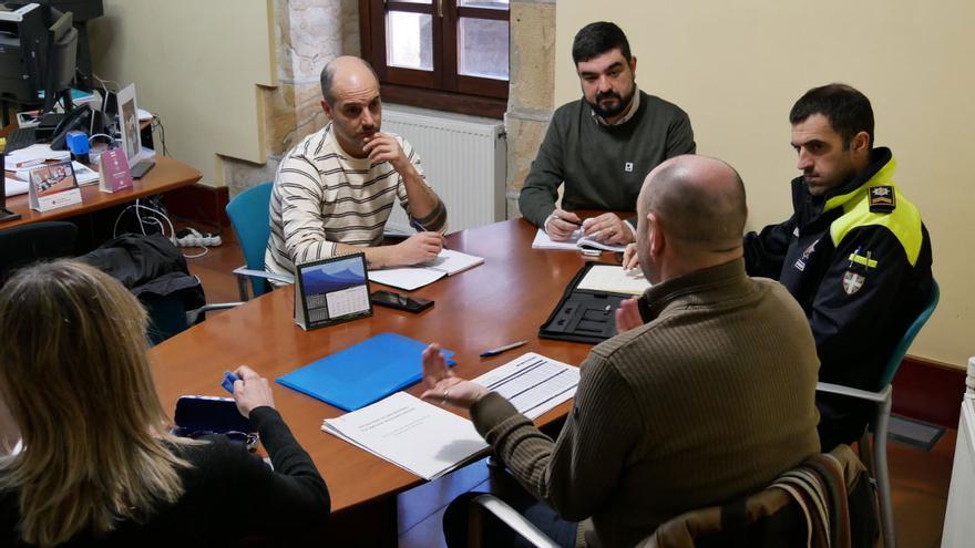 La reunión que han mantenido los representantes del Ayuntamiento de Legazpi con la Ertzaintza.