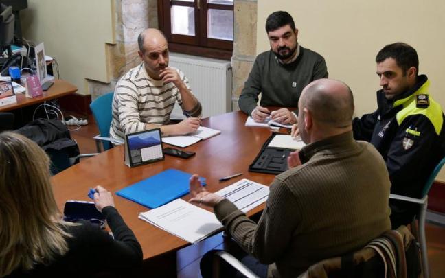 La reunión que han mantenido los representantes del Ayuntamiento de Legazpi con la Ertzaintza.