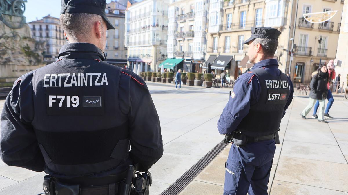 Dos ertzainas patrullan por el centro de Gasteiz.