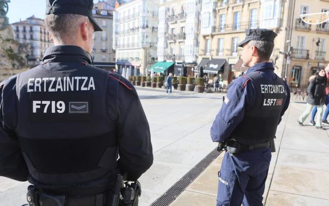 Dos ertzainas patrullan por el centro de Gasteiz.