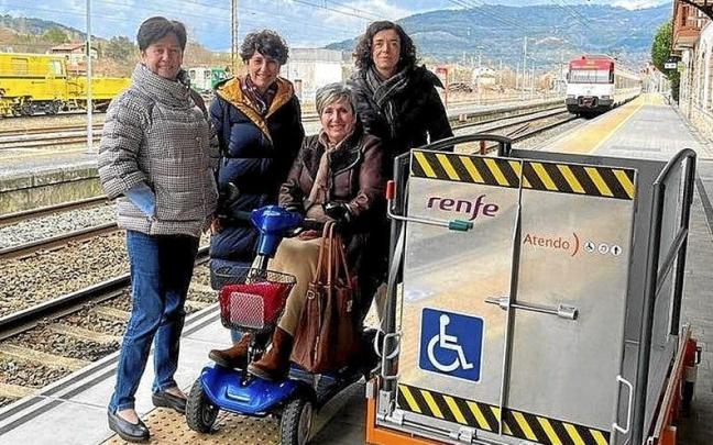 Las senadoras de EAJ-PNV visibilizan junto a Mar&iacute;a Luisa Goikoetxea la problem&aacute;tica. | FOTO: EAJ-PNV