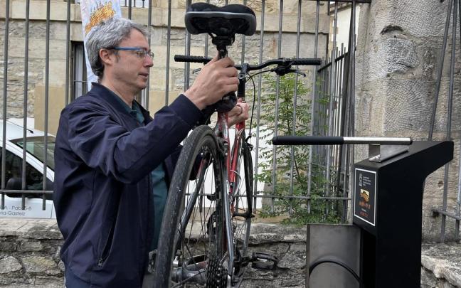 Bizikletak doan konpontzeko 15 geltoki finkoko sarea dauka Gasteizek.