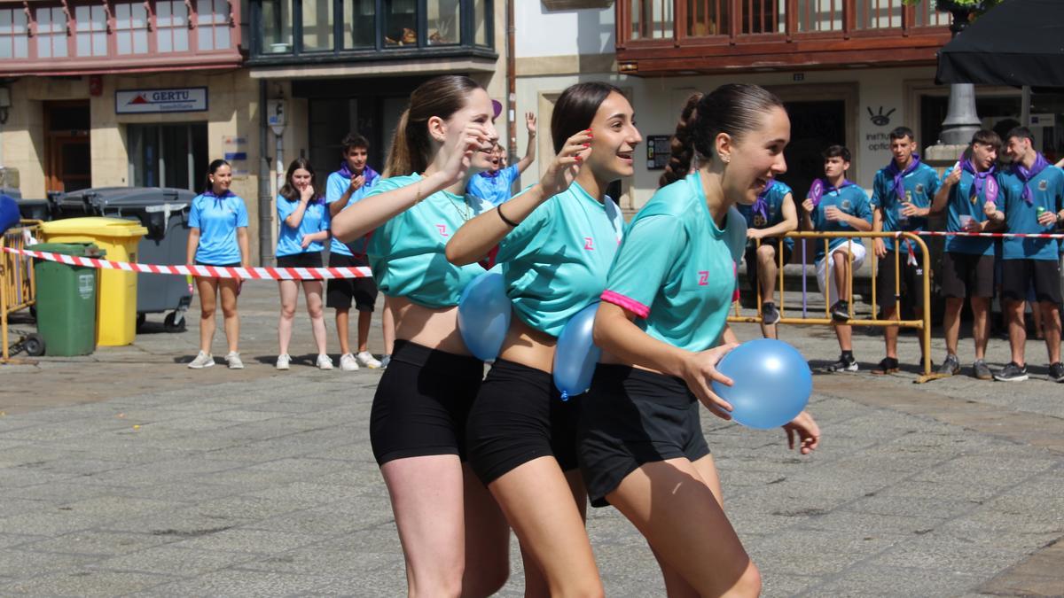 El juego de 'la oruga con globos' es uno de los retos a los que se han enfrentado las cuadrillas.