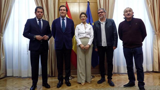 Díaz, antes de la reunión con los dirigentes de las patronales y sindicatos para analizar la próxima subida del Salario Mínimo Interprofesional (SMI). MARISCAL