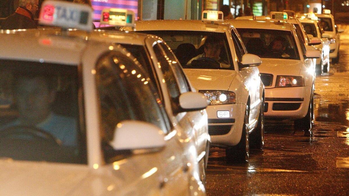 Una parada con muchos taxis en Donostia.