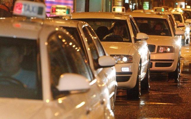 Una parada con muchos taxis en Donostia. Una parada con muchos taxis en Donostia.