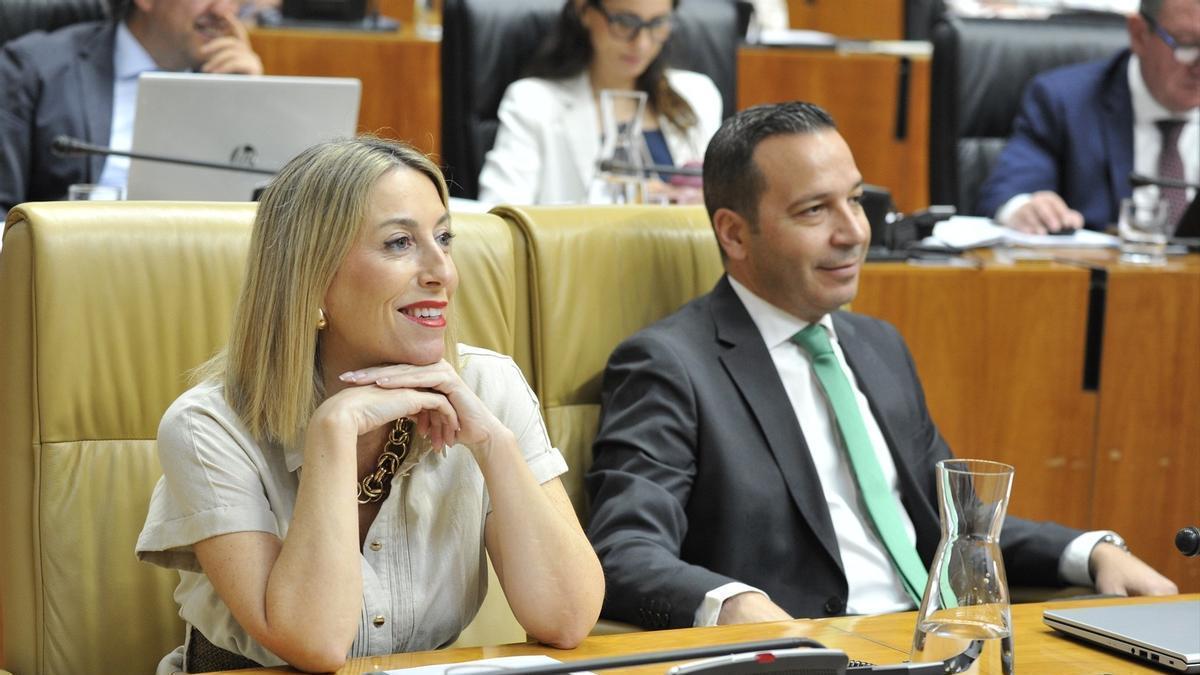 Óscar Fernández, junto a la presidenta extremeña, María Guardiola.