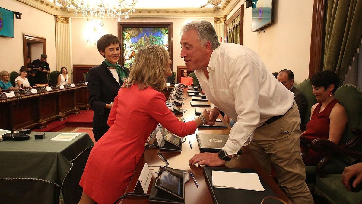 Ibarrola y Asiron se saludan durante el pleno de investidura.