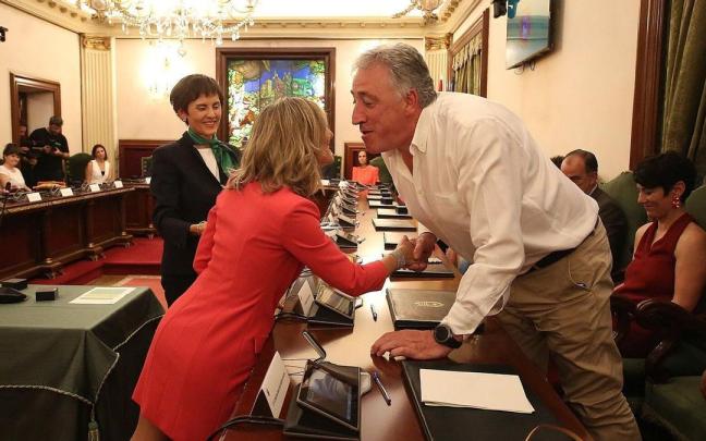 Ibarrola y Asiron se saludan durante el pleno de investidura. Ibarrola y Asiron se saludan durante el pleno de investidura.