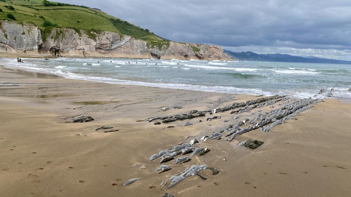 Estado de la playa de Itzurun a día de hoy con las rocas al descubierto, pero sin tantas piedras.
