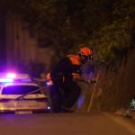 Un efectivo de Protección Civil de Barakaldo colabora en la búsqueda del arma en Barakaldo.