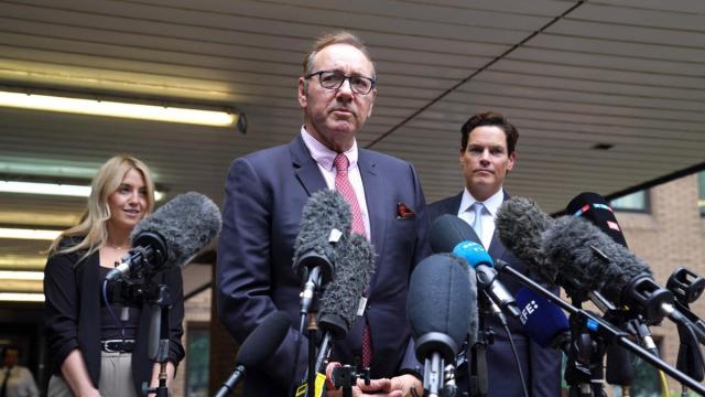 Spacey atiende a los medios de comunicación tras ser absuelto por agresión sexual.