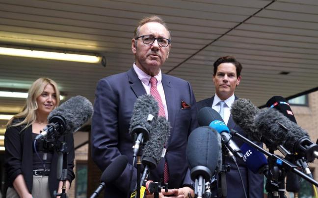 Spacey atiende a los medios de comunicación tras ser absuelto por agresión sexual.