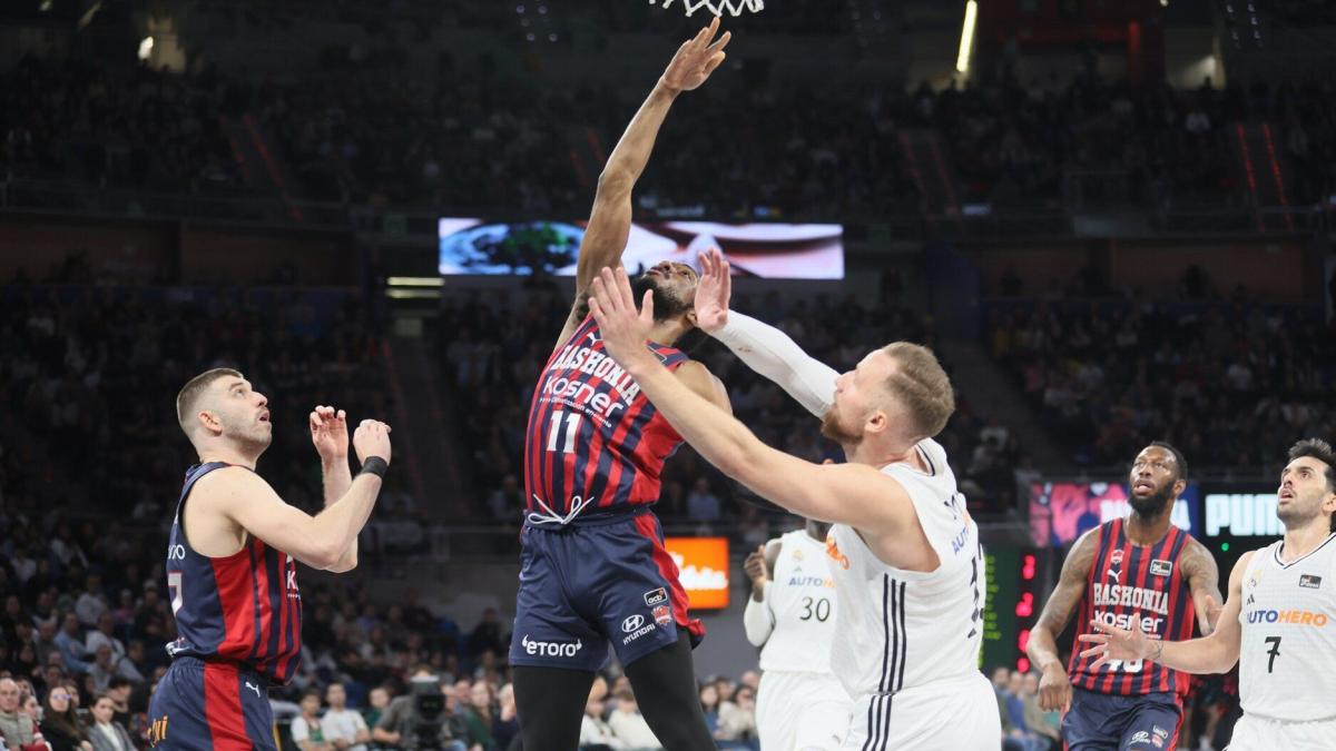 Trent Forrest, en la imagen en un lance reciente ante el Real Madrid, vuelve esta noche a estar disponible para Pablo Laso