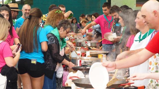 Las cuadrillas de Mendaro pondrán a prueba sus dotes de cocineros en un multitudinario y animado concurso de paellas.