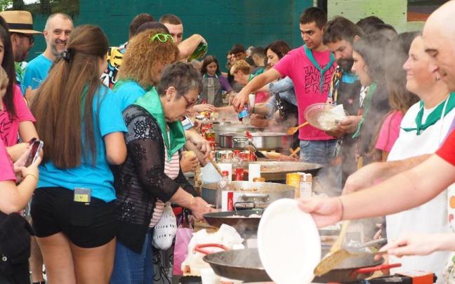 Las cuadrillas de Mendaro pondrán a prueba sus dotes de cocineros en un multitudinario y animado concurso de paellas.