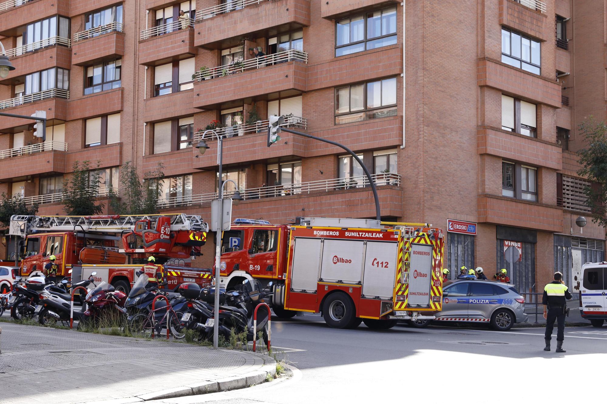  Un hombre de 40 años apuñala a sus padres y amenaza con tirarse desde su balcón en San Adrián | Deia: Markel Fernández