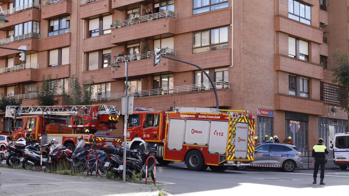  Un hombre de 40 años apuñala a sus padres y amenaza con tirarse desde su balcón en San Adrián | Deia: Markel Fernández