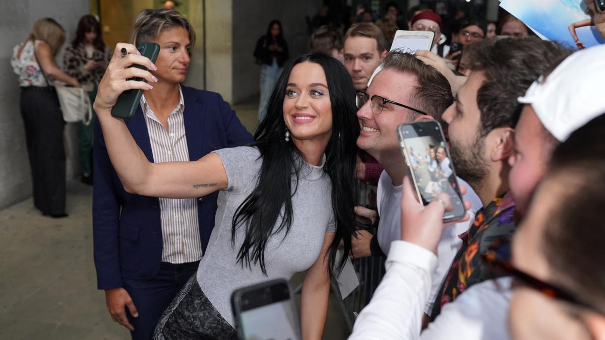 Katy Perry se fotografía con sus fans, en una imagen de archivo.