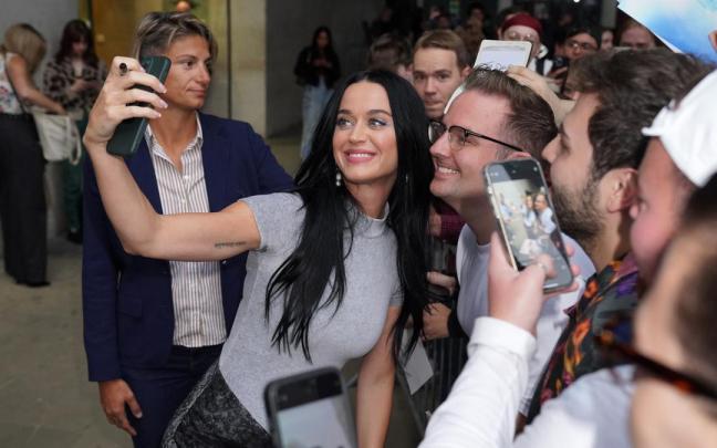 Katy Perry se fotografía con sus fans, en una imagen de archivo.