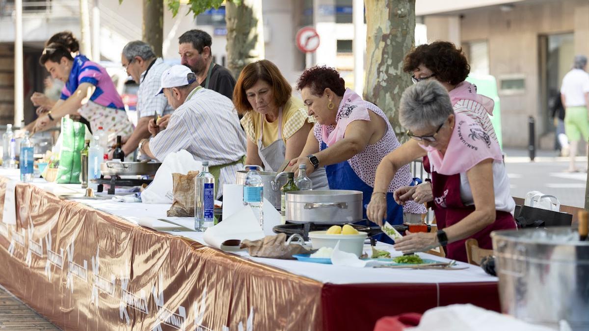 Los cocineros pusieron a pruebas sus habilidades en la elaboración de las cazuelas de marmitako bajo en sol en Untzaga