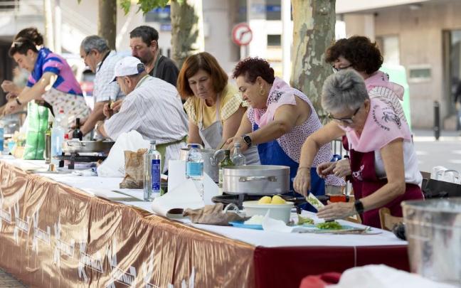 Los cocineros pusieron a pruebas sus habilidades en la elaboración de las cazuelas de marmitako bajo en sol en Untzaga