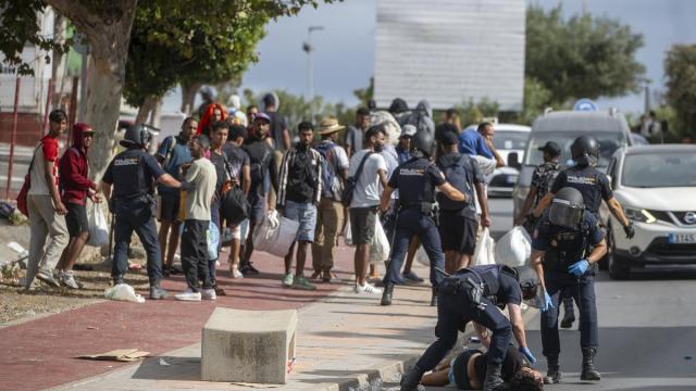 La Policía Nacional atiende a un migrante en Ceuta.